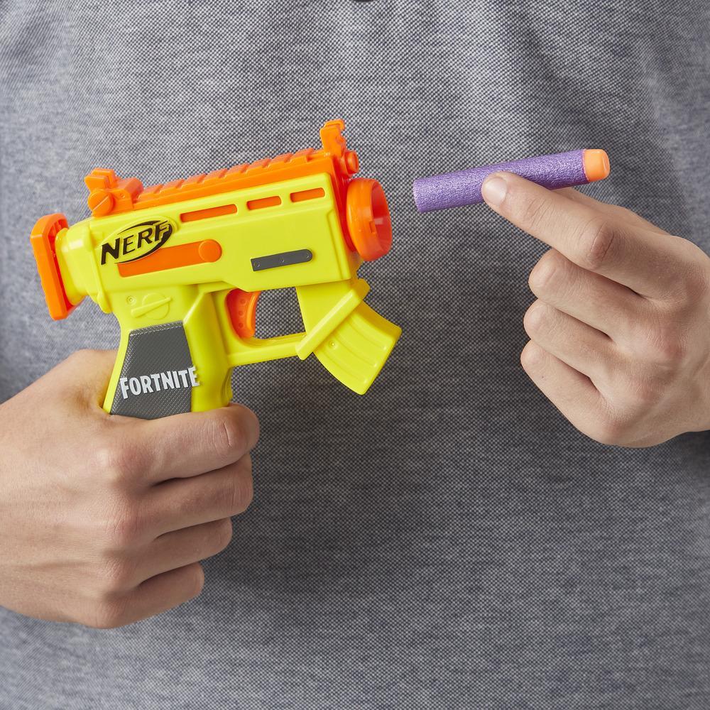 Fortnite Micro AR-L Nerf MicroShots Dart-Blaster und 2 Nerf Elite Darts für Kinder, Teenager, Erwachsene