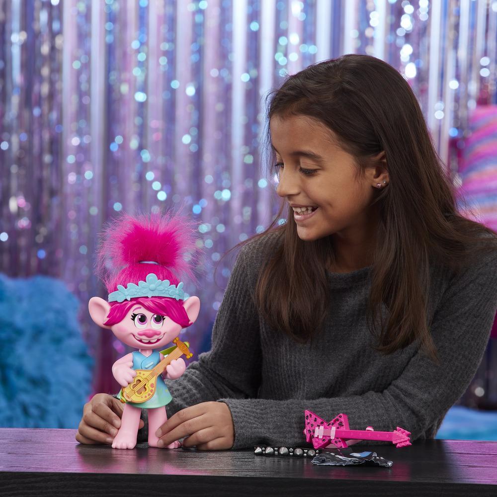 Muñeca que canta Poppy Pop-to-Rock de Trolls: Gira mundial de DreamWorks con 2 estilos y sonidos diferentes