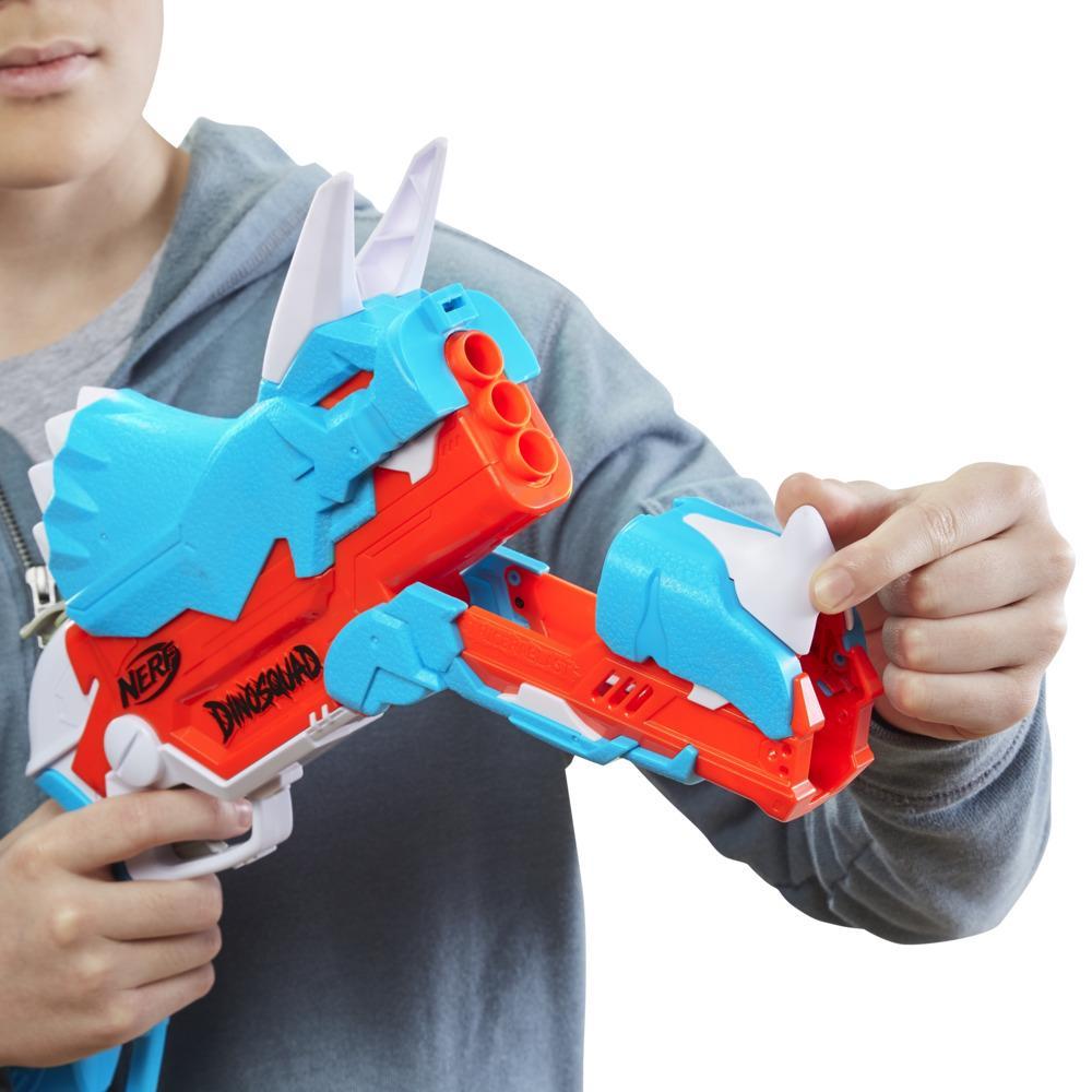 Nerf DinoSquad - Lanzador Tricera-blast - Recarga 3 dardos, 12 dardos Nerf, portadardos - Diseño de dinosaurio triceratops
